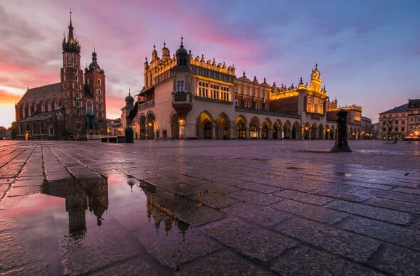 Piazza del mercato nella città vecchia di Cracovia all'alba